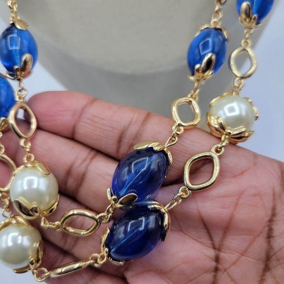 Elegant Goldtone and Blue Beaded Necklace / Finer Costume - Picture 2 of 4